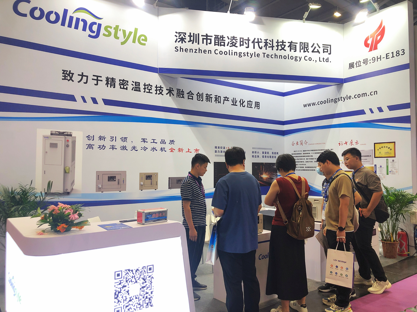 酷凌時代展會現(xiàn)場工作人員解說