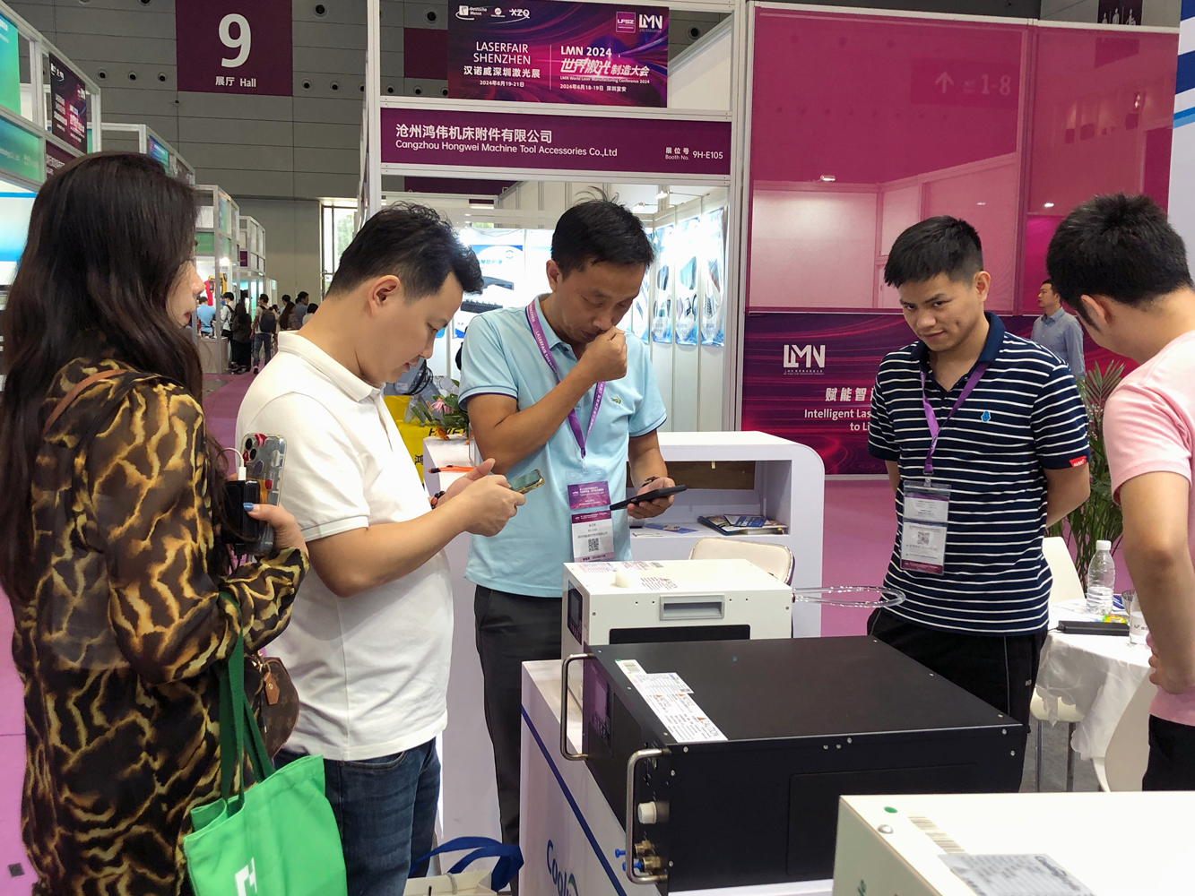 酷凌時代展會現(xiàn)場客戶溝通圖